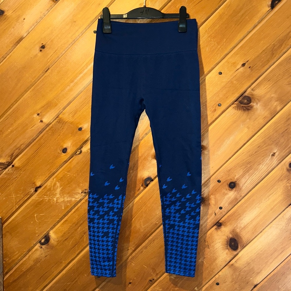 Fabletics seamless navy blue houndstooth pattern athletic crop leggings